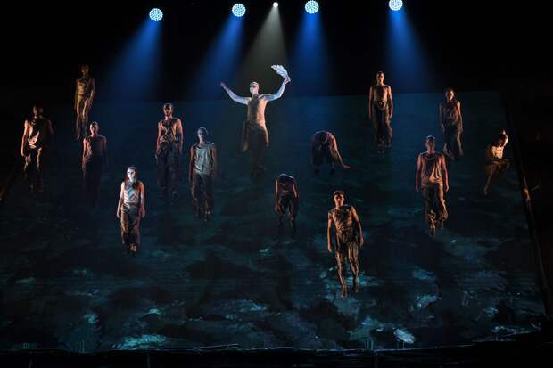 Театр летающих людей "Антигравитация" приглашает взрослых и детей на осенние показы!