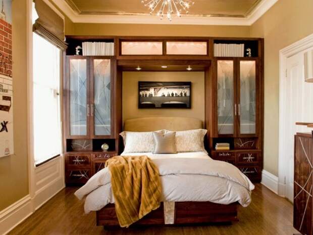 Встроенные шкафы в спальне по бокам кровати