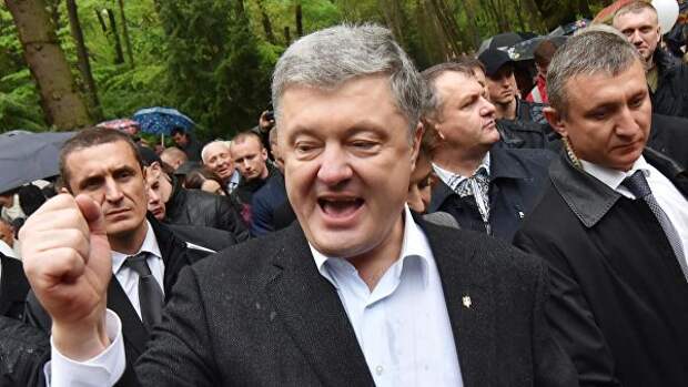 Действующий президент Украины Петр Порошенко во время поездки во Львовскую область