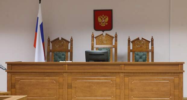 В Кузбассе чиновницу осудили за махинации с квартирами сирот и взятки