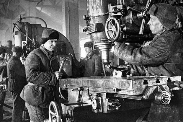 Рабочие на заводе 1943 год