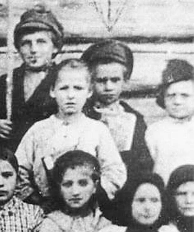 Единственное фото с Павликом Морозовым (в центре). Вместе с одноклассниками
