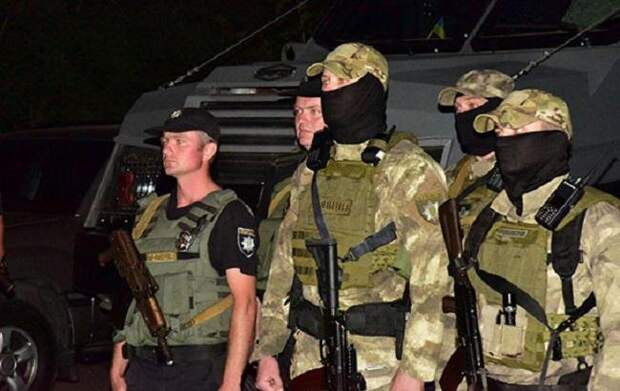 «Мирная жизнь»: полицейский спецназ на бронетехнике устроил «веселую ночь» Мариуполю