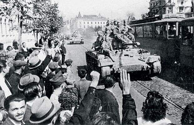 приветствуют советских солдат, вступающих в болгарскую столицу на танках «Валентайн», которые поставлялись в СССР по ленд-лизу.
