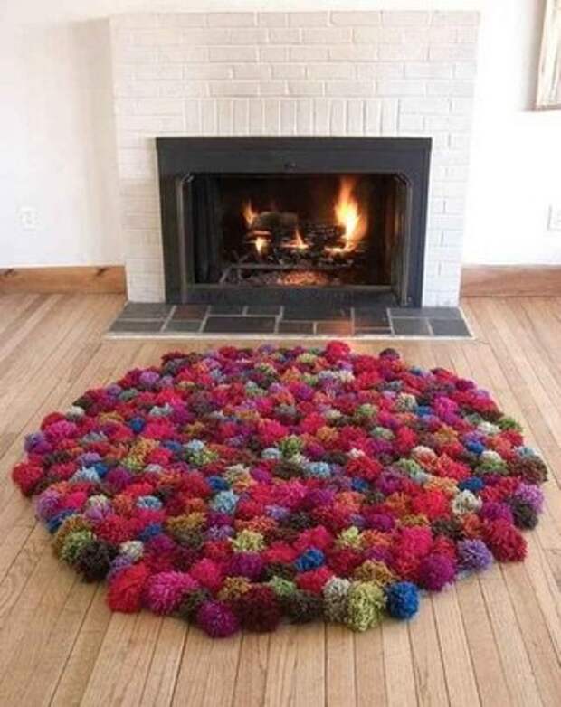 Необычный коврик из помпонов.