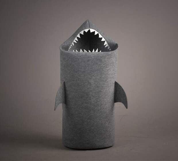 Шерстяная корзина для белья в виде акулы от польского дизайнера Jolanta Uczarczyk