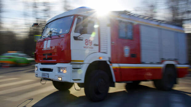 В МЧС сообщили, что пожарные ликвидируют возгорание на складе в Яхроме