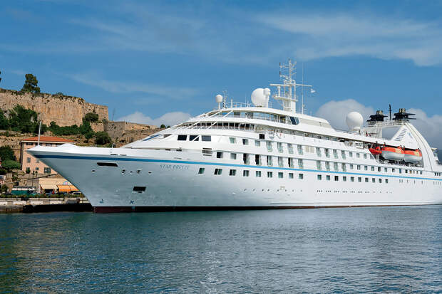 Пассажир роскошного круизного лайнера выпал за борт и пропал в Тихом океане