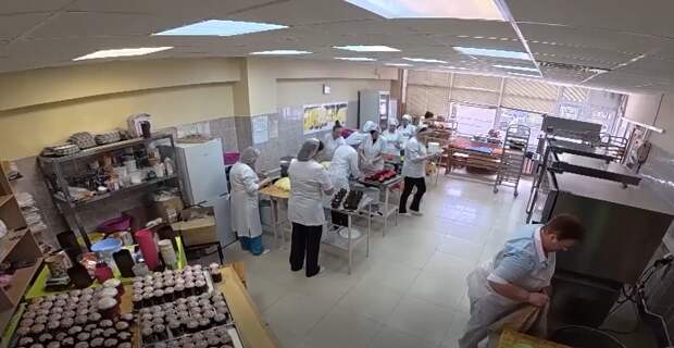 Курские студенты передали куличи военнослужащим