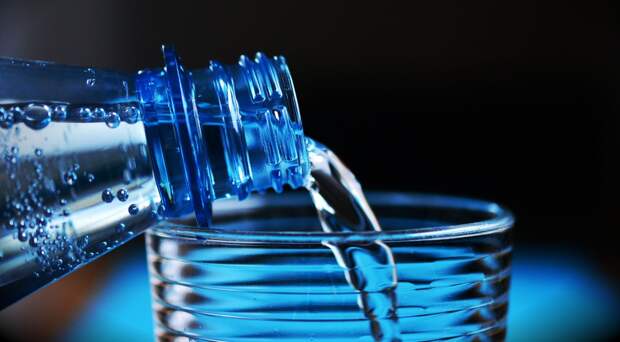 Диетолог Круглова назвала безвредным употребление воды во время приема пищи