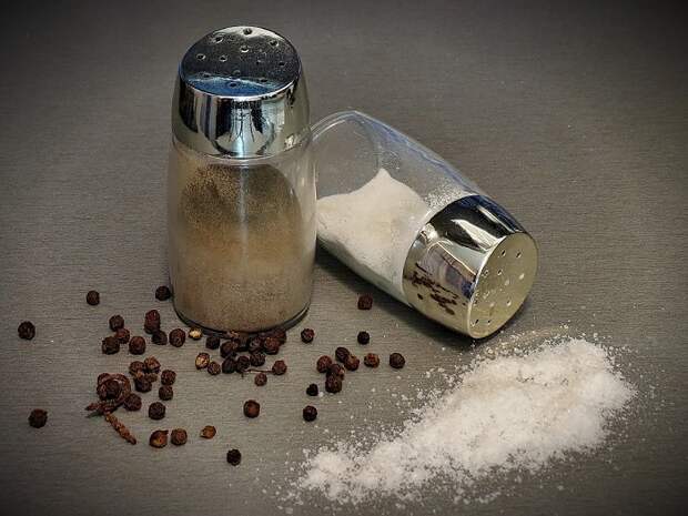 Перец и соль зачастую плохо высыпаются из емкостей. / Фото: nastroy.net