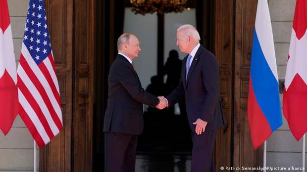 Рукопожатие Владимира Путина и Джо Байдена в Женеве