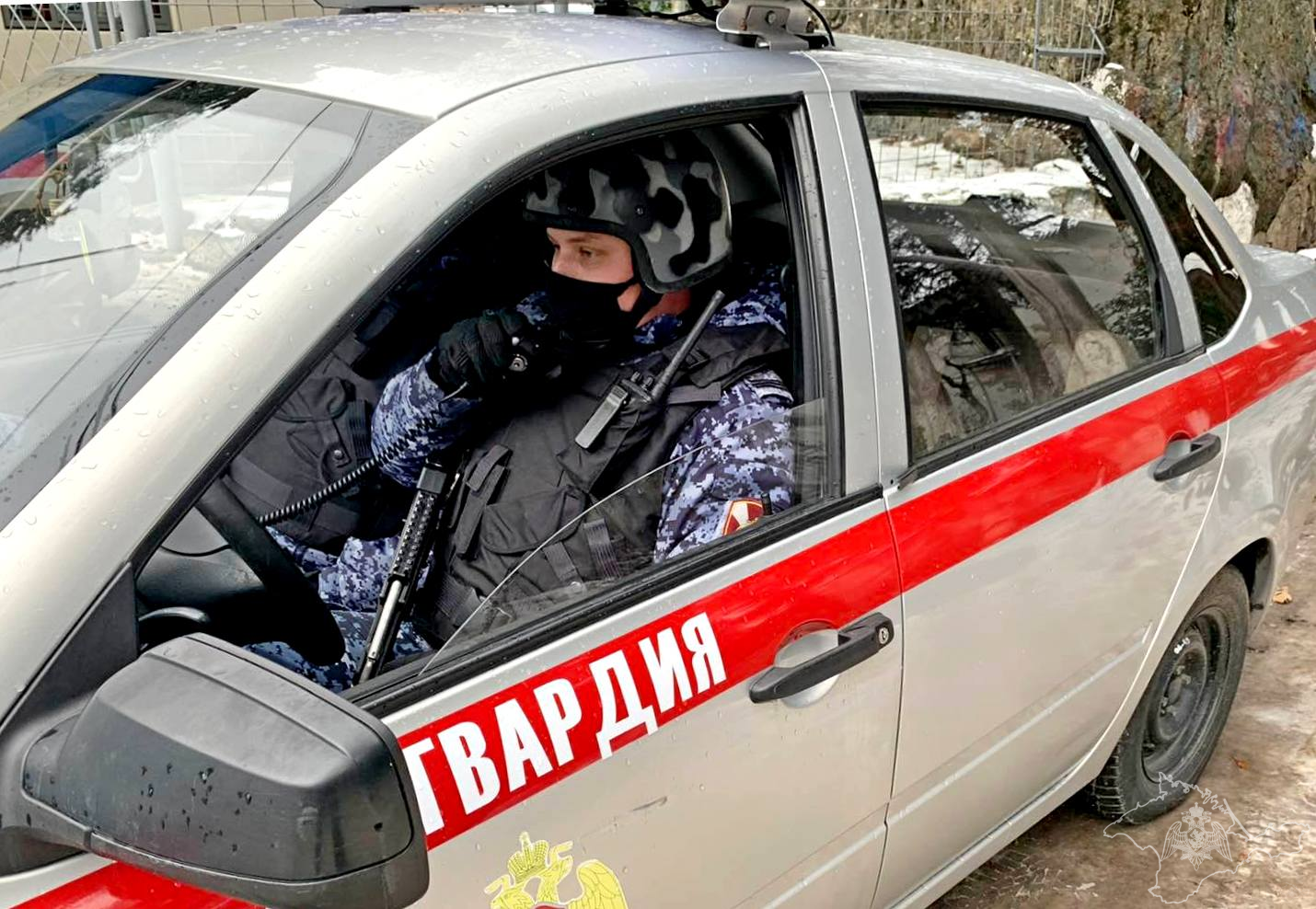 В Ялте пьяный водитель снёс ограждение на территории гостиничной парковки
