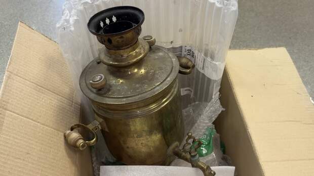 Мужчине не дали вывезти из России фамильный старинный самовар