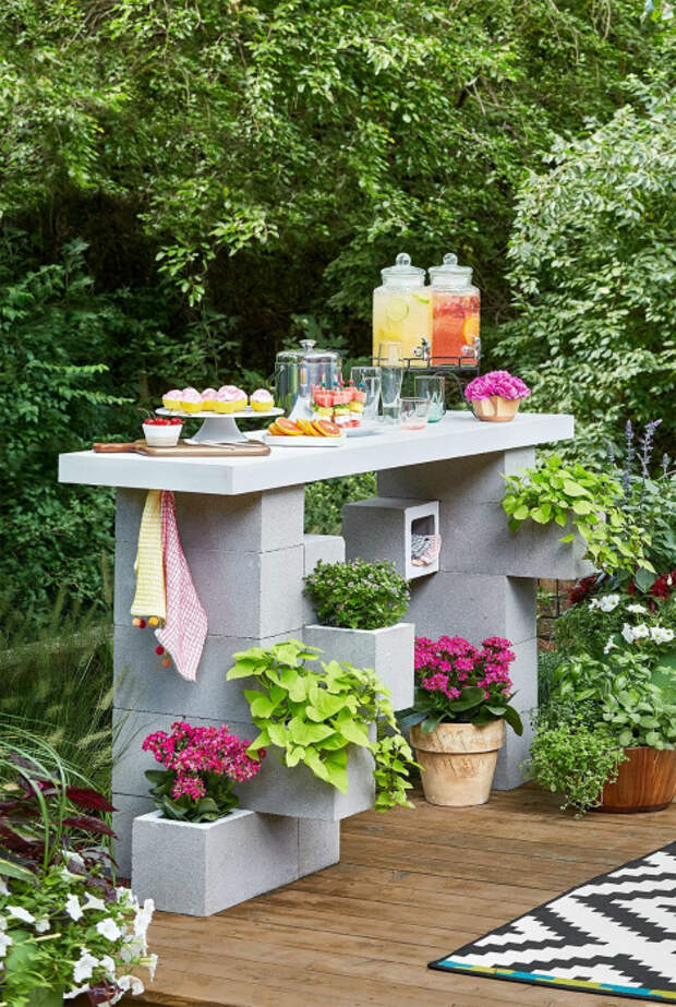 Компактный цветущий столик. | Фото: Better Homes and Gardens.