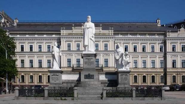 Памятник княгине Ольге, апостолу Андрею, просветителям Кириллу и Мефодию