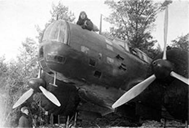 Капитан П. И. Хохлов в своем ДБ-3.