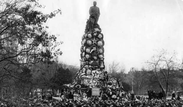 "Нас будут боомбить?": в Тбилиси вошли войска из-за митингов в честь Сталина