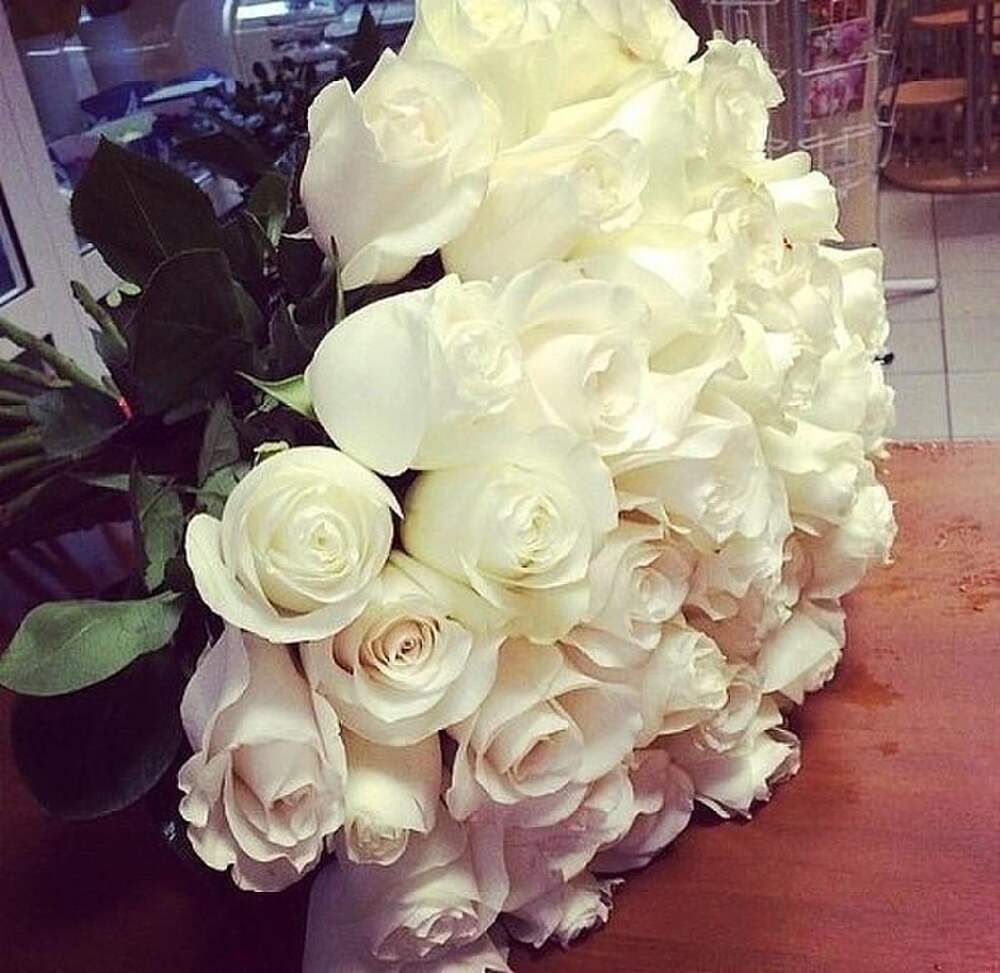Роскошный букет белых роз для шикарной