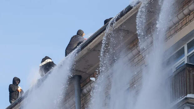 Депутат ГД Плякин призвал к аудиту сферы ЖКХ после гибели людей из-за снега