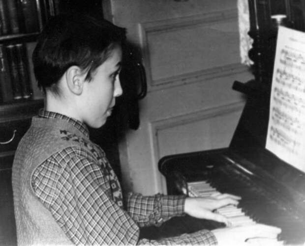 А вот так во времена Первого конкурса Чайковского страдал за пианино так и не ставший музыкантом Игорь Макурин