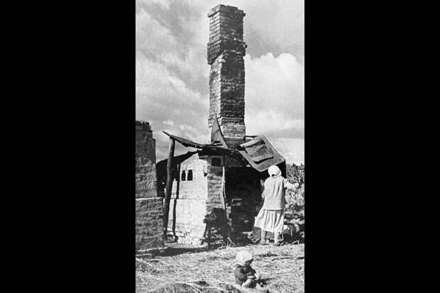 От сгоревшего дома осталась только печь. 1944 год. / РИА Новости
