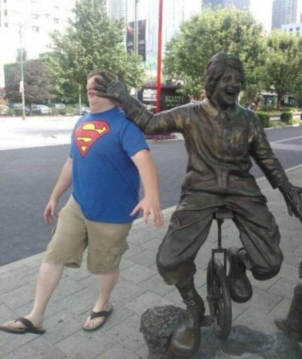 Весельчаки со статуями!