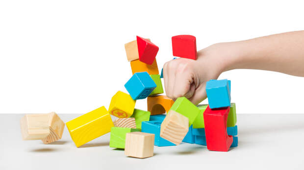 Почему ребёнок ломает игрушки: основные причины и советы родителям