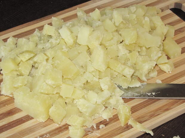 Порезать отваренный и остывший картофель. пошаговое фото этапа приготовления картофельного салата