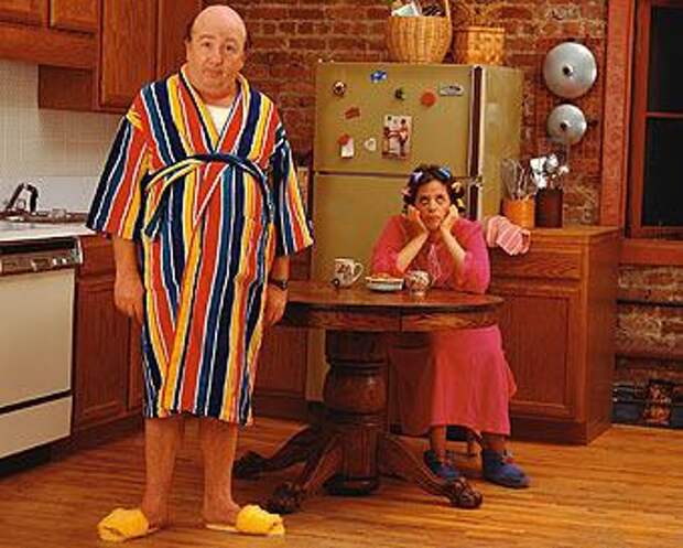 Мама в халате на кухне. Смешной мужик в халате. Мужчина в халате на кухне. Смешной халат. Мужик в халате и тапках.