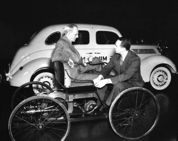 Генри Форд и его сын Эдсел Форд на первой машине в декабре 1939 года.