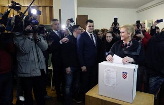 Колинда Грабар-Китарович на избирательном участке