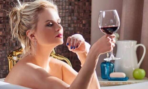 Обнаженная Анна Семенович с бокалом вина в ванне показала поклонникам свою красоту 