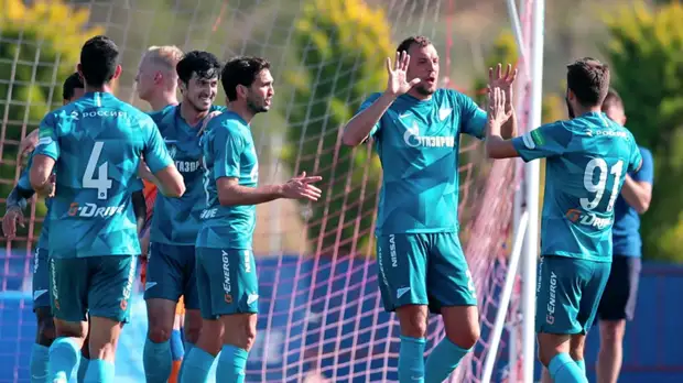 Источник: «Зенит» компенсирует футболистам сокращение зарплаты премиями в полном объёме