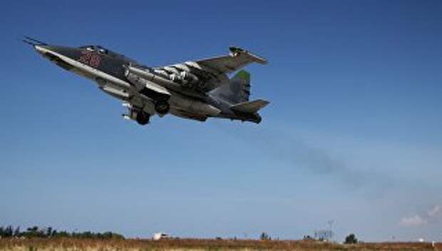 Российский штурмовик Су-25 взлетает с авиабазы Хмеймимв Сирии. Архивное фото