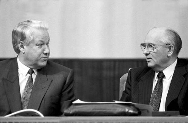 Михаил Горбачев (справа) и Борис Ельцин. Фото: Юрий Абрамочкин/РИА Новости