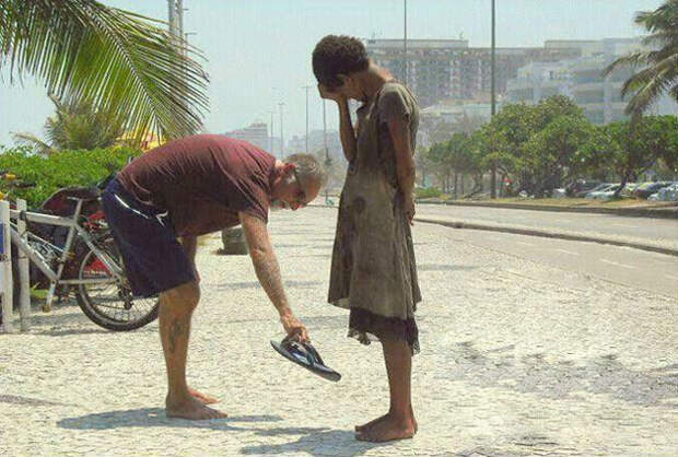 Мужчина отдаёт свои ботинки бездомной девочке в Рио-де-Жанейро. Фото: facebook.com/biorussia
