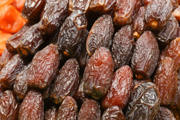 Застрявшим в Дубае туристам из России дали три финика на обед