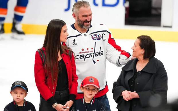 Жена Овечкина показала семейное фото на Рождество в США