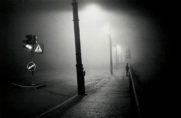 Рыбак на мосту. СССР, Ленинград, 1985 год. Автор фотографии: Boris Smelov.