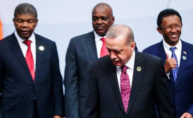 На фото: президент Турции Реджеп Тайип Эрдоган (на первом плане) во время совместного фотографирования лидеров БРИКС и глав делегаций приглашенных государств на саммите БРИКС