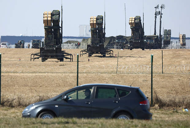 Пусковые установки зенитно-ракетных комплексов Patriot армии США в аэропорту Жешув-Ясенка
