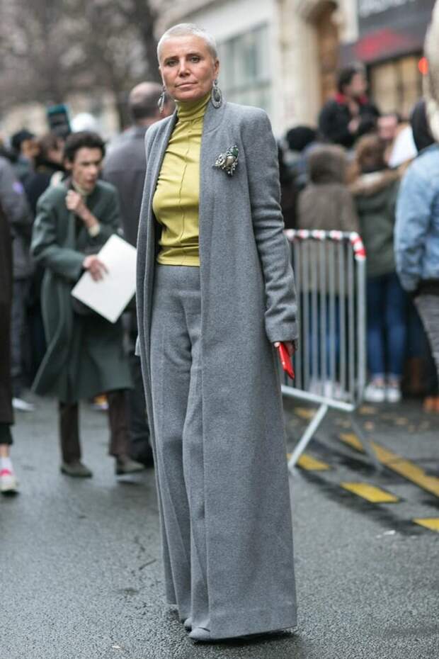 Взрослая дама в тонком сером пальто и широких брюках. /Фото: i.pinimg.com