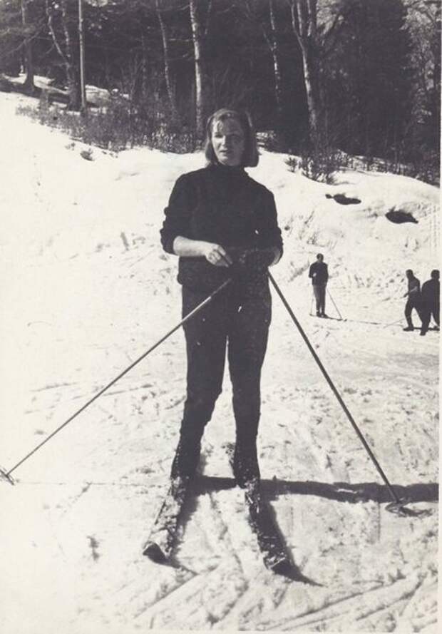 Лыжница - сейчас же зима - знакомится с девушками нужно в выходные на лыжной базе.