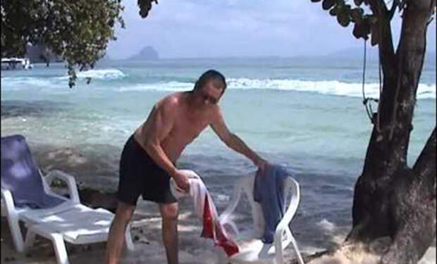 В 2004 году мужчина просто снимал тайский пляж, когда случайно запечатлел начало крупнейшего цунами: видео