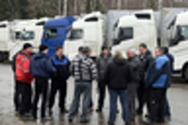 15 февраля 2016. Водители грузовых автомобилей на контрольно-пропускном пункте белорусско-литовской границы Каменный лог. С начала февраля 2016 года Россия и Польша не согласовали объемы грузоперевозок, из-за чего потоки пошли по другим направлениям, в том числе и через Литву. Виктор Драчев/ТАСС
