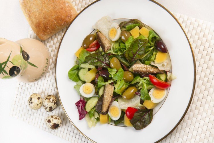 20 салатов со шпротами, которые разнообразят ваше меню