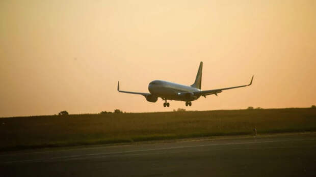 Юного жителя Новоалтайска незаконно высадили из самолета и оставили одного в аэропорту