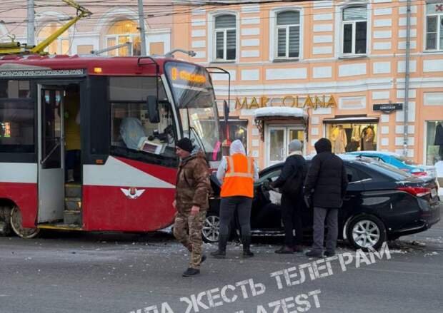 В Туле китайский автомобиль врезался в трамвай на улице Советской