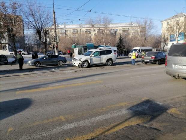 Авария дня. В Магнитогорске Hyundai въехал в остановку